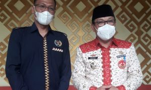 Ketua PWI Lampung Wirahadikusumah bersama Wali Kota Metro Wahdi Siradjuddin