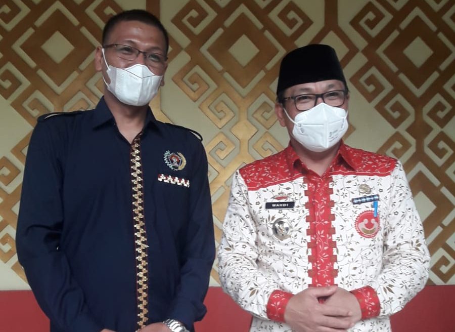 Ketua PWI Lampung Wirahadikusumah bersama Wali Kota Metro Wahdi Siradjuddin