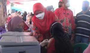 Foto Wali Kota Bandar Lampung Eva Dwiana saat meninjau pelaksanaan vaksinasi Covid-19 || Foto dokumen Saibetik.com