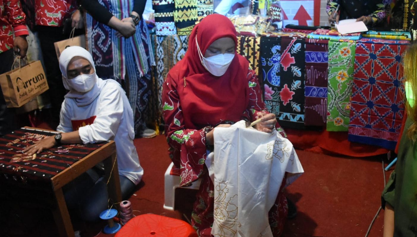 Wali Kota Bandar Lampung Eva Dwiana membatik saat meninjau stand di Bandar Lampung Expo || Foto ist