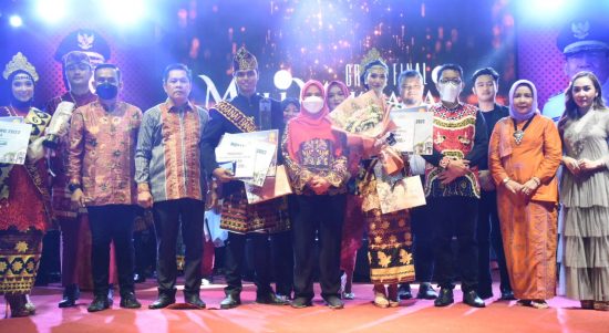 Foto Wali Kota Bandar Lampung Eva Dwiana bersama Finalis Muli Mengkhanai di Begawi dan Bandar Lampung Ekspo Way Dadi Sukarame || ist Saibetik.com