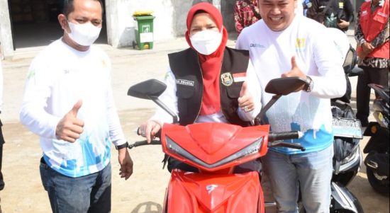 Wali Kota Bandar Lampung Eva Dwiana saat menaiki motor listrik bertenaga baterai dalam peluncurhan Electrifying Lifestyle, di lapangan Kelurahan Kota Karang, Telukbetung Timur / Foto ist