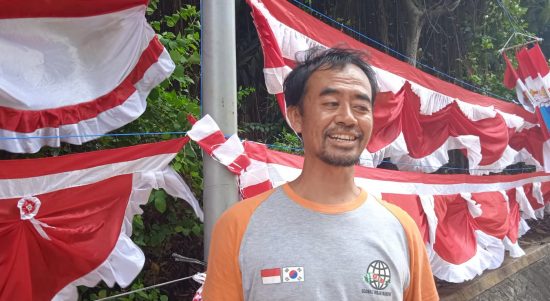 Arif, Pedagang Musiman asal Garut Jawa Barat saat diwawancarai di lapak bendera dan umbul-umbul di jalan Diponegoro Bandar Lampung || Saibetik.com