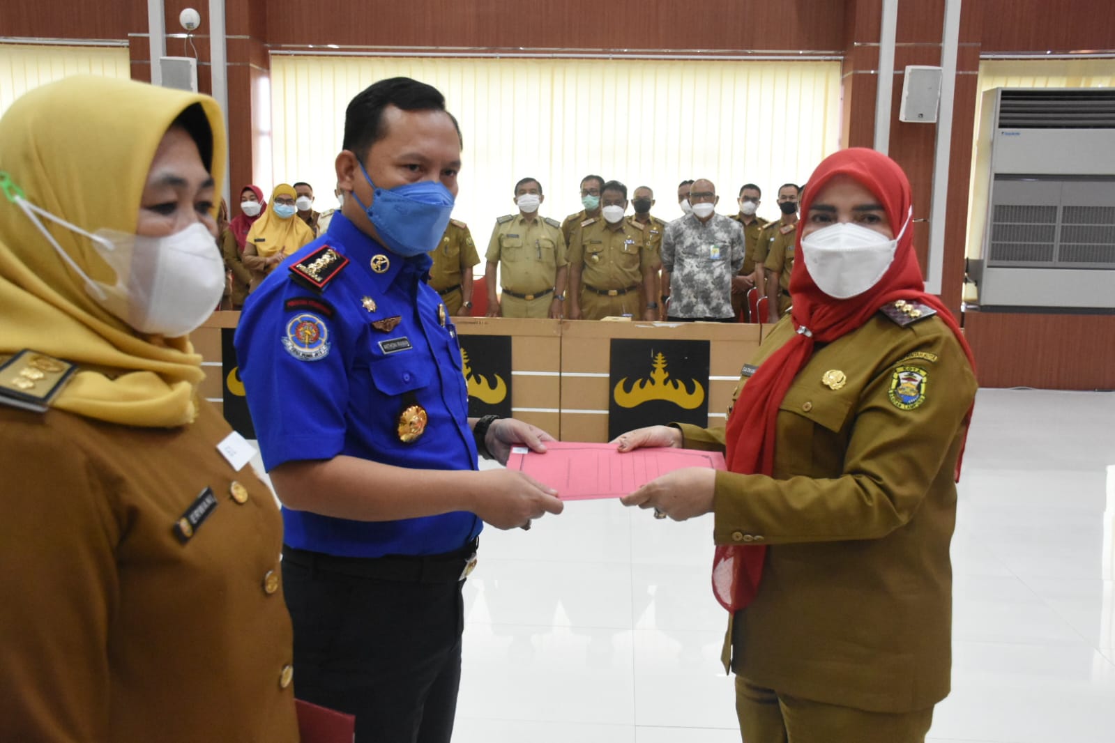 Wali Kota Bandar Lampung Eva Dwiana saat memberikan SK kenaikan pangkat pada PNS || Foto ist Saibetik.com