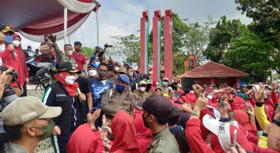 Peserta Jalan Sehat di Lapangan Kalpataru Kemiling saat menunggu kupon diundi Wali Kota Bandar Lampung || Foto Saibetik.com