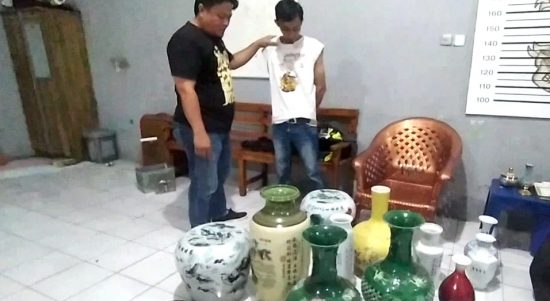 Ketua komplotan maling rumah kosong ditangkap tekab 308 Polresta Bandarlampung bersama sejumlah barang bukti guci antik || Foto Saibetik.com