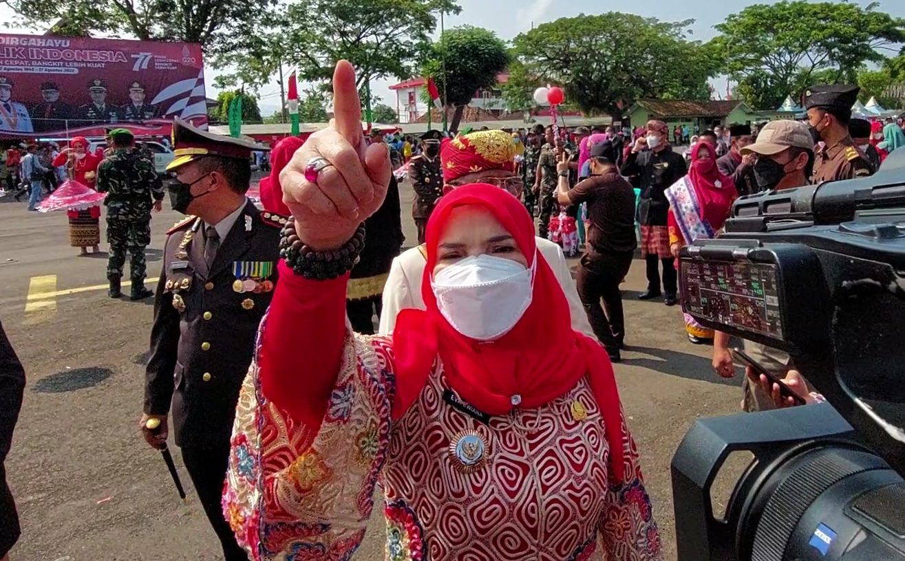 Wali Kota Bandar Lampung Eva Dwiana saat diwawancarai usai Upacara Pengibaran Bendera HUT ke-77 RI || Foto Saibetik.com