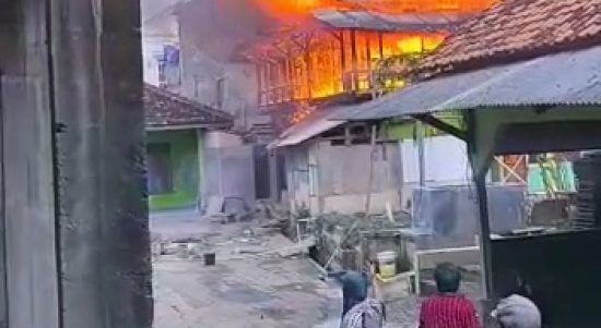 Dua bangunan asrama Pondok Pesantren (Ponpes) Salafiyah Alhijrotul Munawwaroh hangus terbakar, Sabtu (20/8/2022) sekitar jam 12:20. || Foto Saibetik.com