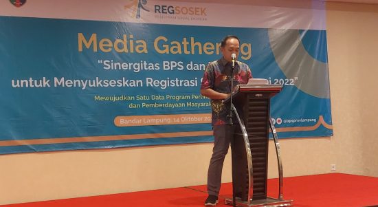 Kepala Badan Pusat Statistik Provinsi Lampung Agung Erianto saat memberikan sambutan dan membuka Regsosek 2022 dalam Media Gathering, di Golden Tulip Springhill Lampung, Jumat (14/10/2022) || Foto Saibetik.com