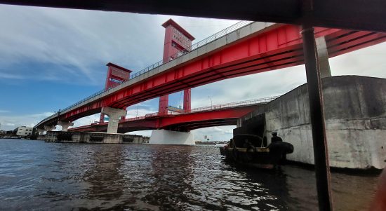 Foto : Getek atau Speed Boad yang sedang berlayar di Sungai Musi menuju Pulau Kemaro Palembang || Saibetik.com