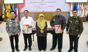 Gubernur Lampung Arinal Terima LHP BPK hasil pemeriksaan kepatuhan atas Belanja Modal Tahun 2022 || ist Saibetik.com Djunaidi saat menerima hasil laporan