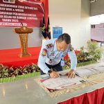 Kalapas Narkotika Kelas IIA Bandar Lampung, Porman Siregar sedang menandatangani Deklarasi Janji Kinerja dan Pencanangan Pembangunan Zona Integritas Menuju WBK/WBBM Tahun 2023 || Saibetik.com