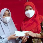 Wali Kota Bandar Lampung Eva Dwiana menyerahkan bantuan rekreasi pada anak panti asuhan Bussaina || Foto istimewa