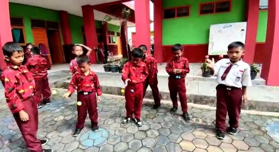 Sejumlah anak SD di Bandar Lampung sedang asik bermain latto-latto || Saibetik.com