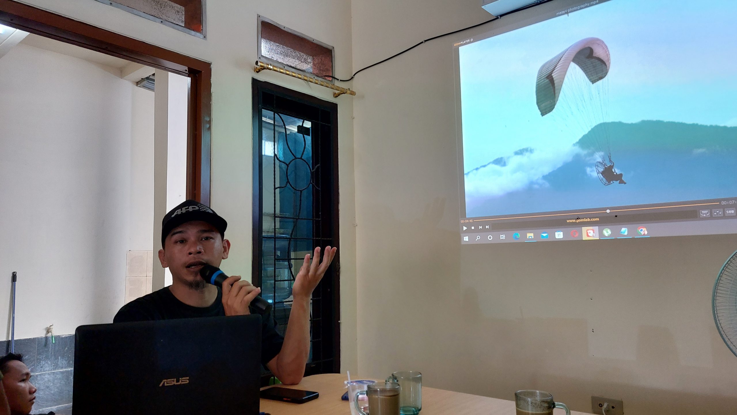 Mentor Pelatihan Fotografi Jurnalistik Perdiansyah, di Sekretariat SMSI Bandar Lampung || Foto Saibetik.com