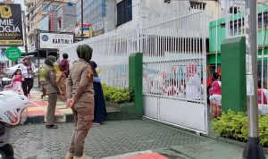 Terlihat, dua petugas Satuan Pol PP Bandar Lampung sudah mulai melakukan penjagaan di sekolah TK Kartini 1, rangka siaga dan pencegahan terjadinya kasus penculikan terhadap anak-anak, Rabu 1 Februari 2023 || Foto Saibetik.com