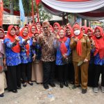 Kepala BKKBN RI, Hasto Wardoyo dan Wali Kota Bandar Lampung saat foto bersama kader kesehatan || Foto Saibetik.com