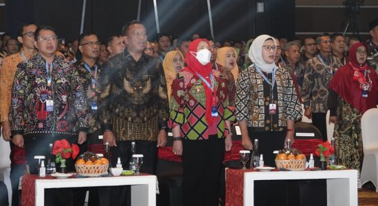 Wali Kota Bandar Lampung Eva Dwiana (Hijab Merah) saat menghadiri Rakornas Kependudukan dan Pencatatan Sipil di Manado || Foto Ist