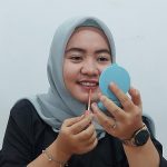 Foto Model wanita sedang mengunakan produk Lipstik || doc Saibetik.com