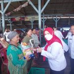 Walikota Bandar Lampung Eva Dwiana menyerahkan bantuan sarana dan prasarana serta beras kepada pedagang dan warga sekitar TPI Gudang Lelang || Foto Saibetik.com