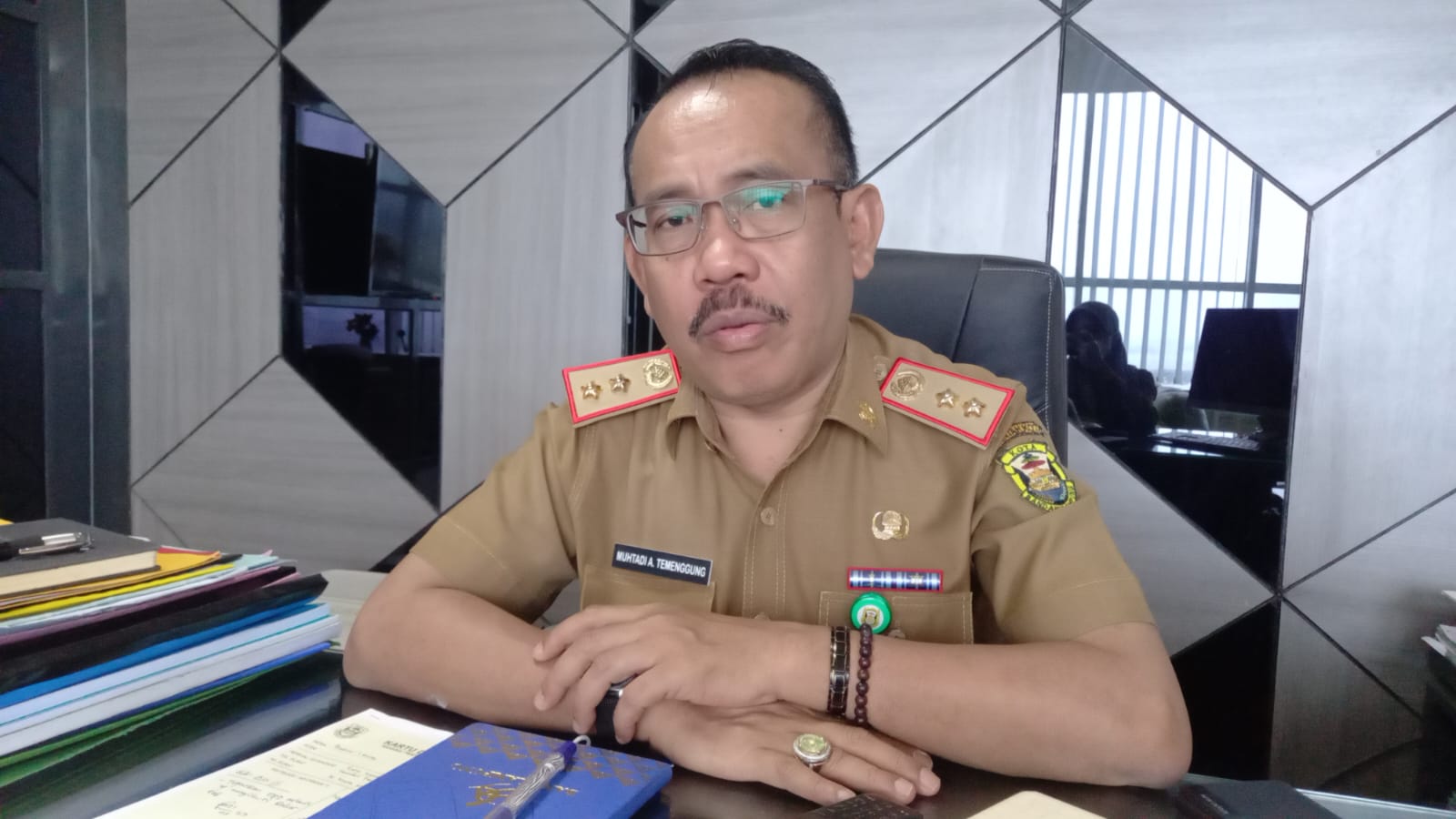 Kepala Dinas Penanaman Modal dan PTSP Bandar Lampung Muhtadi Arsyad saat diwawancarai, Selasa (4/4/2023) || Foto Saibetik.com