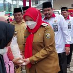 Walikota Bandar Lampung Eva Dwiana, saat membagikan beras bantuan Baznas pada warga || Foto Saibetik.com