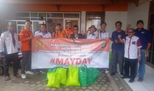 Polda Beri Bantuan paket sembako kepada para buruh, di Sekretariat Federasi Serikat Pekerja Metal Indonesia (FSPMI), Kedaton Bandar Lampung, Senin 1 Mei 2023. || Foto ist