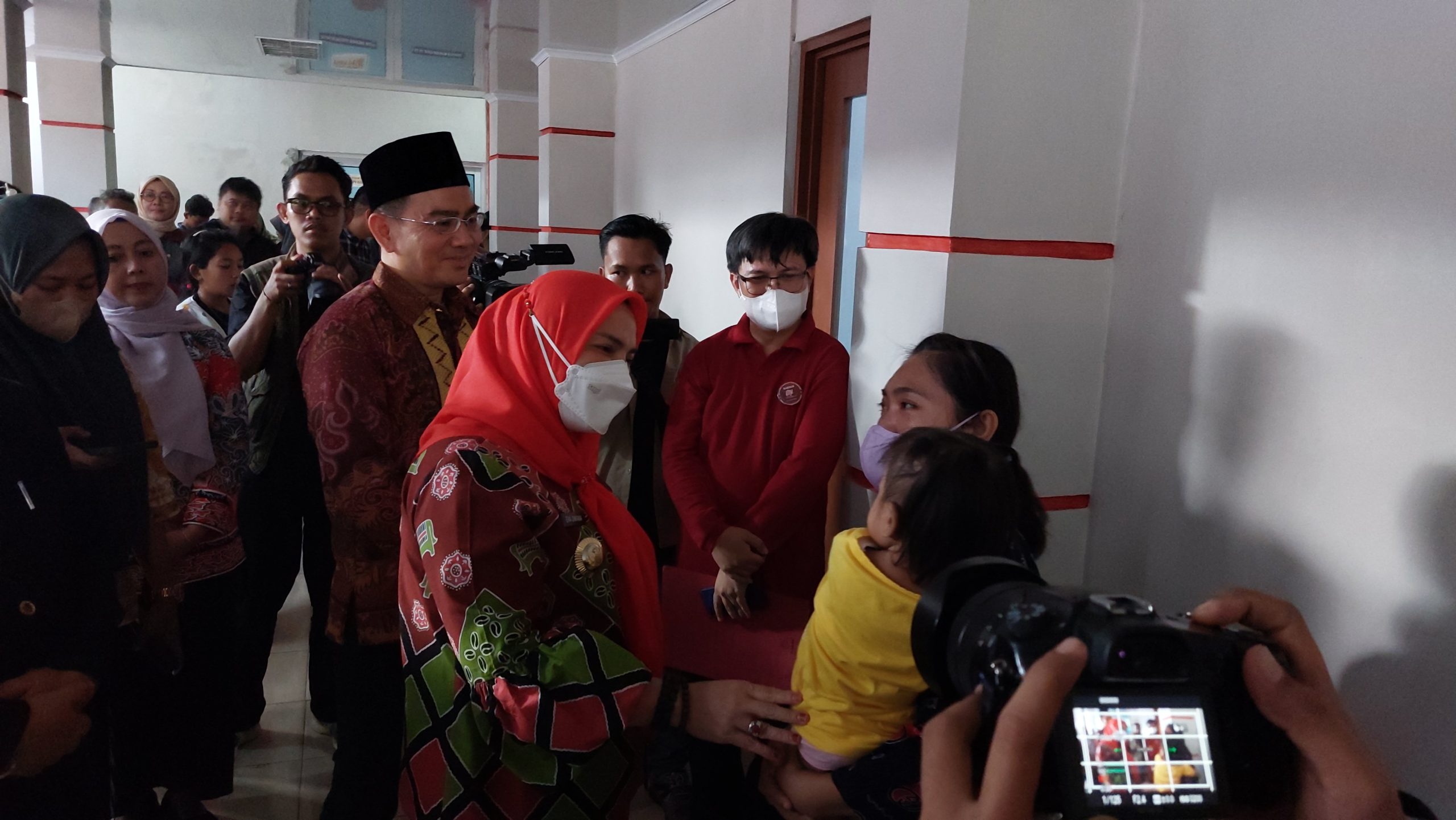Foto Wali Kota Bandar Lampung Eva Dwiana saat menjenguk pasien bibir sumbing di RSUD A Dadi Tjokrodipo || Foto Saibetik.com