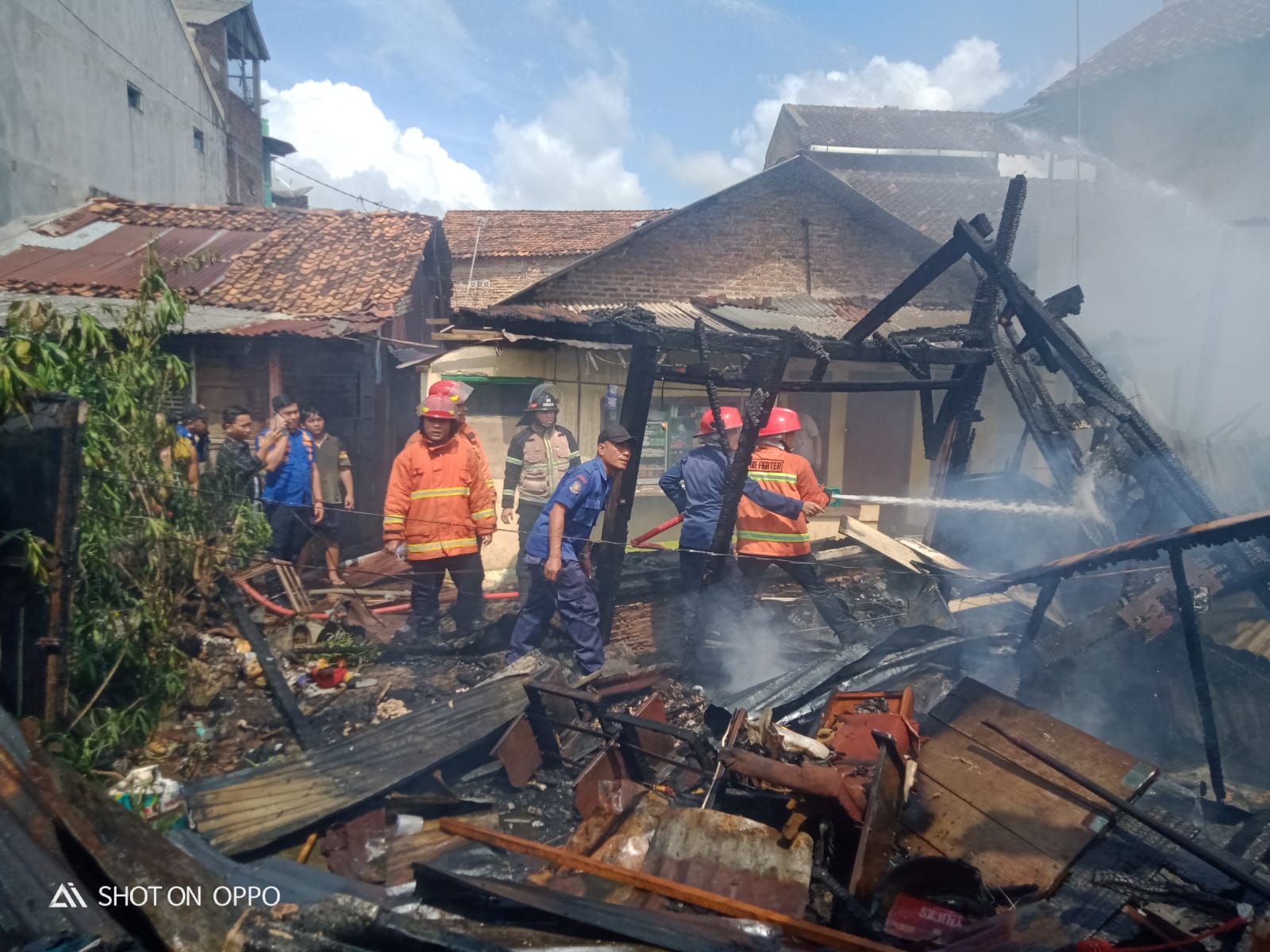 Dinas Pemadam Kebakaran dan Penyelamatan Kota Bandar Lampung terjunkan personel padamkan enam rumah di Tanjung Karang Barat II Saibetik.com