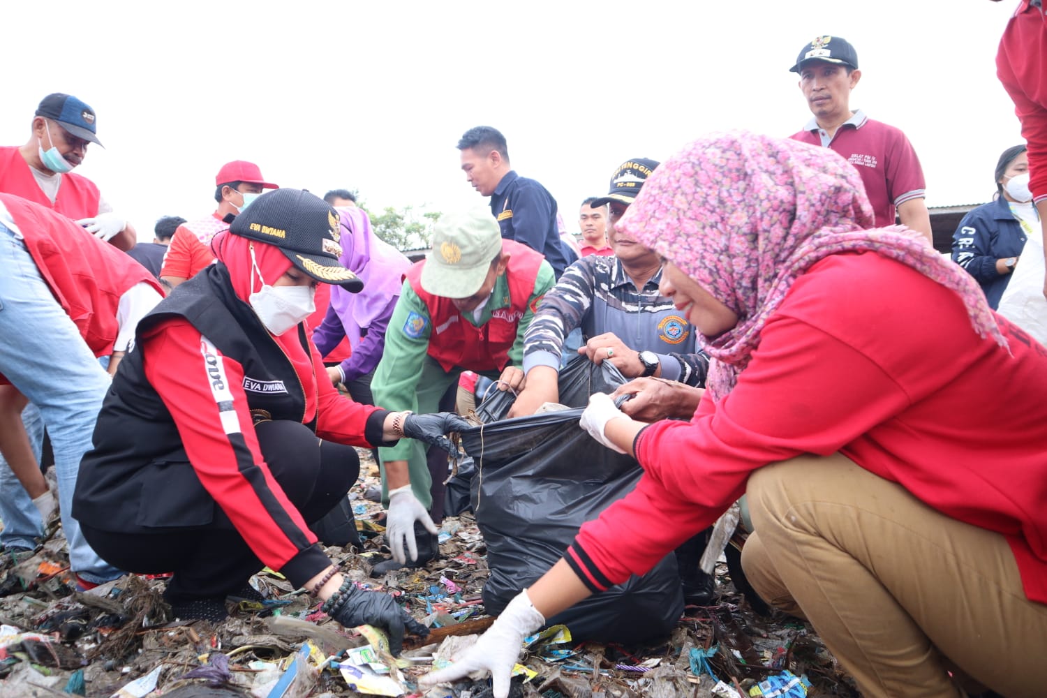 Wali Kota Bandar Lampung Eva Dwiana saat memungut sampah di Pantai Sukaraja || Foto Ist