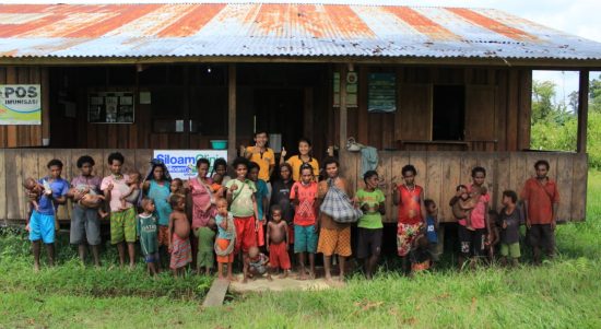 Foto bersama perawat Klinik Siloam bersama anak-anak Papua usai treatmen Pencegahan Stunting || Foto Istimewa