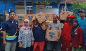 Tim tanggap bencana Tanggo Volunteering diterjunkan PT Tirta Ivestama Aqua Danone Tanggamus menyerahkan bantuan air minum sehat || Foto IST