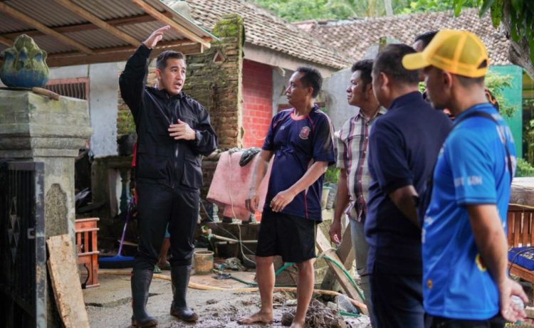 Tinjau Dua Wilayah Terdampak Banjir, Bupati Dendi Ramadhona akan Bangun Kembali Tanggul Sungai