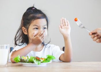 Mengurai Misteri Gerakan Tutup Mulut pada Anak: 6 Penyebab yang Perlu Diketahui