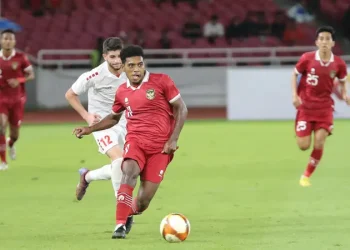 Pelatih Timnas Indonesia U-23, Shin Tae-yong, menarik perhatian saat pertandingan melawan Australia U-23