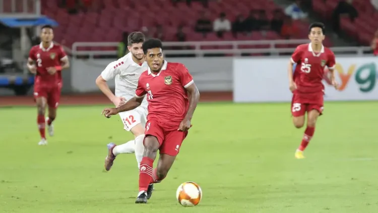 Pelatih Timnas Indonesia U-23, Shin Tae-yong, menarik perhatian saat pertandingan melawan Australia U-23