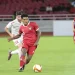 Pelatih Timnas Indonesia U-23, Shin Tae-yong, menarik perhatian saat pertandingan melawan Australia U-23