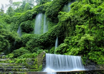  Eksplorasi Keindahan Alami: 4 Destinasi Air Terjun Imperdible di Lombok