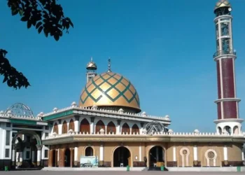Mengunjungi dan Menikmati Kemegahan Masjid Syaikhona Kholil di Pulau Madura