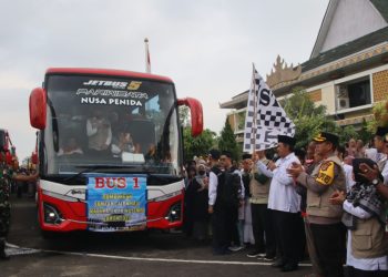  Aparat Polres Pringsewu Amankan Keberangkatan 393 Calon Haji ke Asrama Haji Lampung
