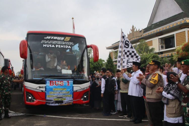 Aparat Polres Pringsewu Amankan Keberangkatan 393 Calon Haji ke Asrama Haji Lampung