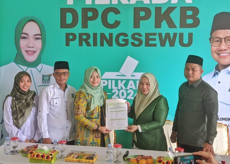 Ririn Kuswantari Serahkan Berkas Pencalonan ke PKB Pringsewu
