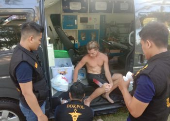 Atlet Surfing WSL Krui Pro Terluka Sabetan Sirip Ikan, Tim Medis Polda Lampung Memberikan Pertolongan Pertama