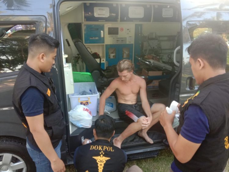 Atlet Surfing WSL Krui Pro Terluka Sabetan Sirip Ikan, Tim Medis Polda Lampung Memberikan Pertolongan Pertama