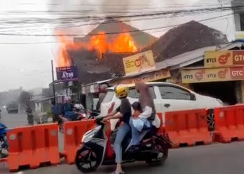 Rumah Nenek Sainah Dilalap Api di Pesawaran: Kolaborasi Polisi dan Warga Bantu Padamkan Kebakaran