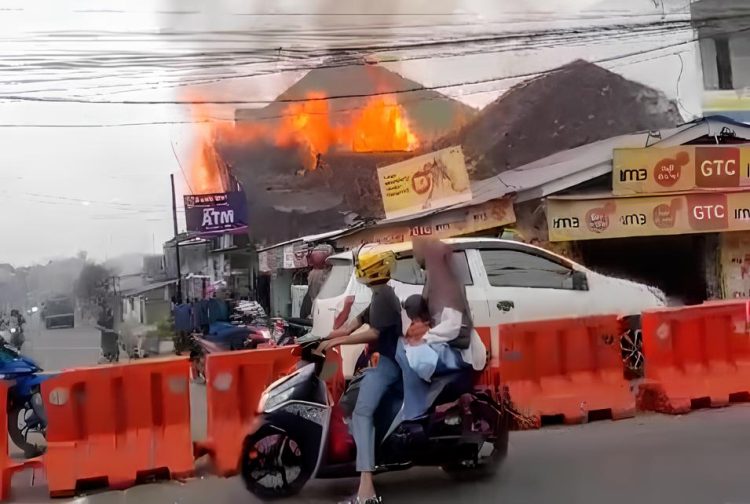 Rumah Nenek Sainah Dilalap Api di Pesawaran: Kolaborasi Polisi dan Warga Bantu Padamkan Kebakaran