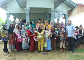 Pelaksana Tugas Penjabat Bupati Lampura Memantau Posyandu dan Memberi Bantuan di Kec. Abung Surakarta