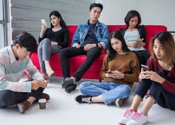 Waspada! Phubbing: Musuh Asyik yang Mencuri Kebahagiaanmu 