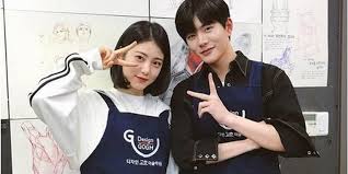 Daftar MC Music Bank dari 2009 Hingga 2024: Dari Song Joong Ki hingga Eunchae LE SSERAFIM