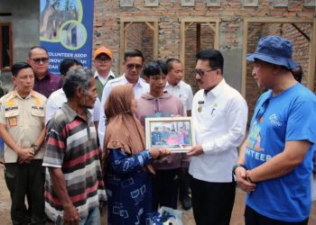 Sekda Lamsel Tinjau Pembangunan Bedah Rumah di Kecamatan Bakauheni